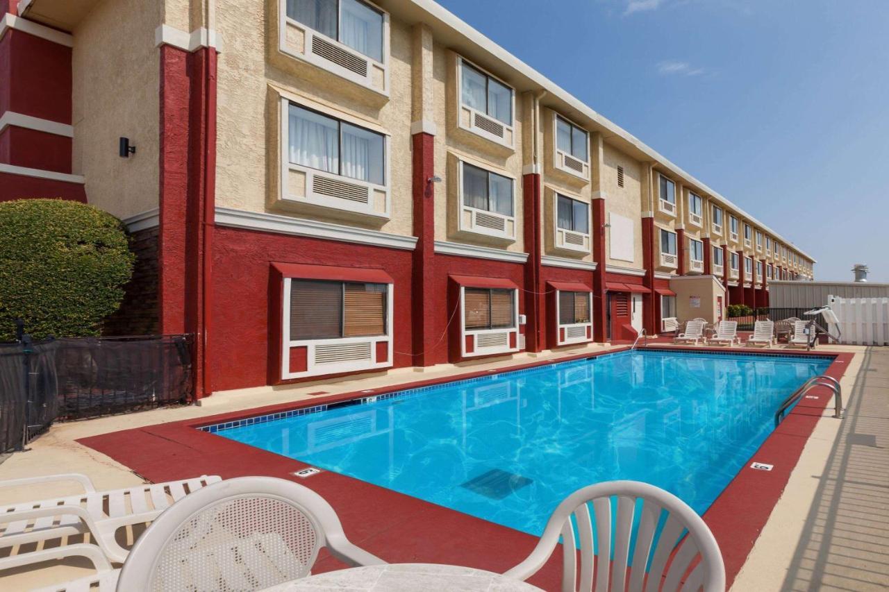 Ramada By Wyndham Oklahoma City Airport North Exteriér fotografie